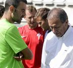 Isidro Silveira habla con Antonio L�pez, uno de los capitanes del equipo. 