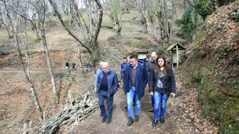 La alcaldesa Dolores Castro y el conselleiro de Medio Rural, Jos� Gonz�lez, visitando un souto  en el 2019 con motivo de una iniciativa de la Xunta para impulsar la recuperaci�n de estos espacios en el municipio