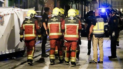 Los bomberos de Vigo, durante la actuaci�n en la madrugada del mi�rcoles