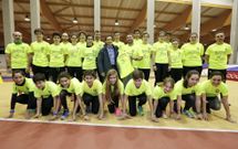 Pe�a, en el centro de la imagen, junto al nuevo patrocinador del equipo y con varios atletas. 