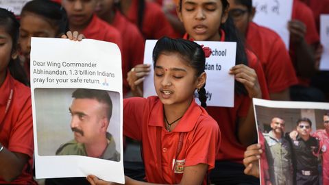 Un grupo de ni�os rezan por el piloto apresado en Pakist�n