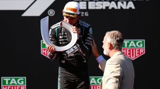 Kimi Antonelli recibe de manos del rey Felipe VI el trofeo del Gran Premio de Espa�a.