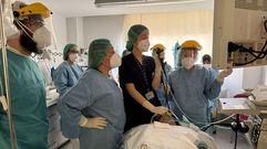 La patloga Carmen Penn con las neumlogas Isaura Parente y Paula Iglesias durante la realizacin de una ecobroncoscopia.