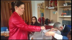 La alcaldesa de Bergondo y candidata del Partido Socialista, Alejandra P�rez, vot� a las 12 del mediod�a en el centro social de Gu�samo.