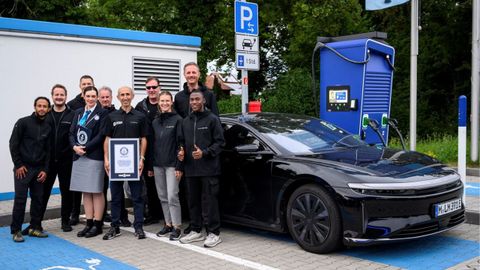 El equipo de la marca estadounidense que logr el rcord, con la verificadora del Guinness y el piloto Umit Sabanci, en el centro.