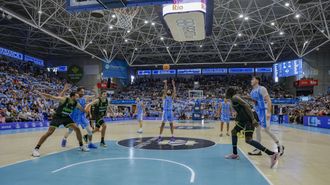 Tevin Brown lanzando un tiro libre en un partido disputado en el Pazo