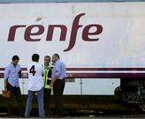 Miembros de la comisin de investigacin, ayer, revisando las ruedas del tren siniestrado.