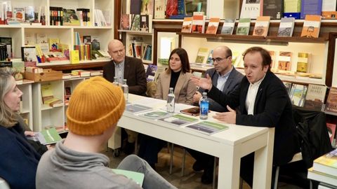 El Ayuntamiento de A Coru�a present� en la librer�a Formatos el libro �<span lang= gl >Paisaxes P�blicas</span>�, una cr�nica de 50 a�os de transformaci�n urbana