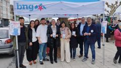 Representantes pol�ticos del BNG, este domingo en la feira de Paiosaco.