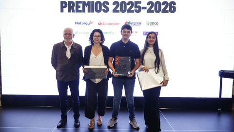 PREMIOS PRENSA-ESCUELA 2025/26. O presidente de La Voz de Galicia, Lois Blanco, entregou os premios da entrevista, � dicir, da categor�a de ESO no concurso Mellor Xornalista Infantil e Xuvenil. O ga�ador foi Hugo Recarey, do IES Terra do Xallas (Santa Comba), que levou uns auriculares moi �pro�; a s�a esquerda a s�a profesora, Maricarme Garc�a Ares, cuns libros. � dereita, Regina Sesar, do colexio Nosa Se�ora do Rosario, de Arz�a, que quedou segunda e recibiu un ordenador port�til.