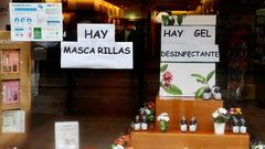 Escaparate de una farmacia, este lunes, en el centro de Oviedo.