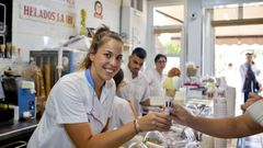 Trabajadores de la heladera La Ibi sirven helados a sus clientes.