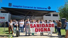 Imagen de la concentraci�n celebrada hace unos d�as ante el hospital comarcal de Valdeorras para pedir m�s personal