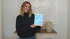 La psic�loga Sandra Izaguirre muestra en su ipad la poortada del cuaderno