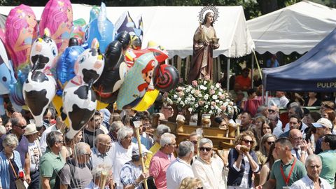 Santa Marta a su paso entre el campo de la fiesta.