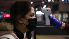 Toma de temperatura a una ciudadana colombiana antes de coger un avi�n en el aeropuerto de Santiago, ayer en la capital chilena