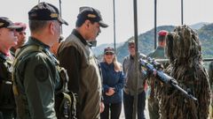 Maduro y el ministro de Defensa, en un entrenamiento de la Guardia Nacional Bolivariana en Macarao