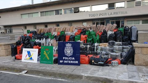 Los 3.700 kilos, en la Comandancia de la Guardia Civil Pontevedra tras su incautacin en una investigacin con la Polica Nacional a la que se uni Vigilancia Aduanera para el operativo por mar.