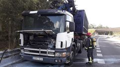 El fuego qued� limitado al motor tras apagarlo el propio conductor con un extintor. 