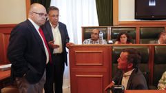 Reyes, el secretario del Concello, Cela y Hern�ndez en uno de los primeros plenos del mandato