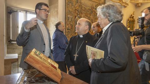El archivero, Francisco Bu�de del Real, comenta con el arzobispo, Francisco Jos� Prieto, y el editor Joaqu�n Gonz�lez, algunos detalles de la edici�n facsimilar de C�dice Calixtino.