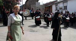 Celia Quiroga, en el homenaje a su padre en C�rgomo, a quien se le dedica la fuente del fondo. 