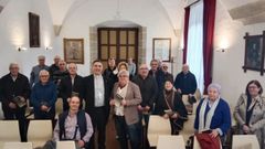 El obispo Fernando Garc�a Cadi�anos y Ram�n Loureiro, en el centro de la imagen, retratados con los asistentes a la presentaci�n.