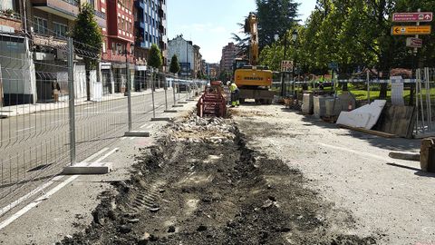 Obras de ampliación del colector bajo la calle Fuertes Acevedo, en la zona oeste de Oviedo
