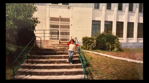 Alba Oliveira, de nena, diante da escola de La��o, unha do CRA � que volveu para facer as pr�cticas de mestra