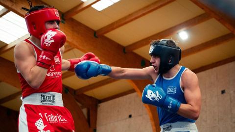 Nicol�s Rodr�guez, alias Petardito (de azul), en pleno combate.