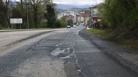 En Becerre, cruce con la carretera de Sarria