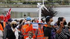 Trabajadores de Vestas y familiares, en una manifestacin en Viveiro