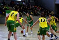 Ana Mart�n conduce un bal�n durante el �ltimo partido de liga disputado ante el Al-Qazeres.