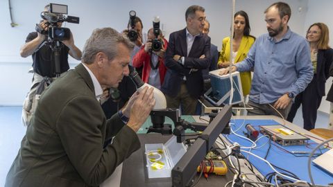 El presidente de la Xunta, Alfonso Rueda, en uno de los laboratorios de la renovada sede