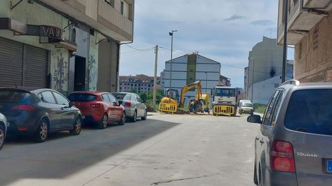 Uno de los carriles está cortado por las obras de reparación de la rotura