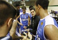 La pizarra de Llorente fue decisiva en los momentos clave del derbi frente al Xuven de Cambados. 