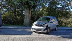 Estado en el que qued� el coche sin carn� que cruz� la carretera y choc� contra dos veh�culos aparcados