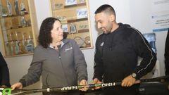 La delegada territorial de la Xunta, Bel�n do Campo, junto al presidente del Club Pirag�ismo R�as Baixas de Boiro, Sergio P�rez Treus, durante su visita a las instalaciones de la entidad

