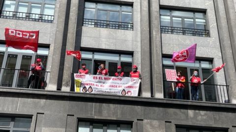 Encierro en la sede de Correos en Oviedo