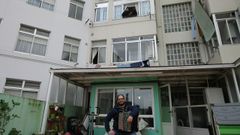 Diego Maceiras, en su terraza, y dos pisos m�sa arriba, su hermano Alberto