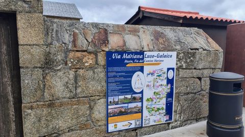 Cartel colocado en el entorno del Santuario de A Barca de Mux�a