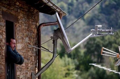 Antena orientada hacia el sat�lite Hispasat para que la banda ancha llegue a O Courel.