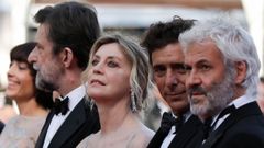 Moretti, en Cannes, a la izquierda, con parte del equipo del filme Tres pisos: el productor Domenico Procacci y los actores Adriano Giannini, Margherita Buy y Anna Bonaiuto.