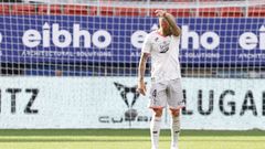 Jon Garc�a, en la imagen cubri�ndose el rostro, durante el partido entre Eibar y Racing.
