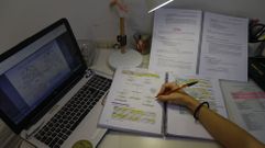 Los apuntes y res�menes manuscritos se llevan cada vez menos entre los opositores y estudiantes de grado o master, mientras que el formato digital o escaneado se impone frente al anterior.