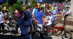 La plaza del edificio multiusos fue el punto de partida y la meta de la marcha ciclista.