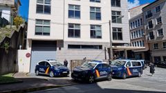 Veh�culos policiales en los que fueron trasladados los detenidos al Palacio de Justicia de Ferrol