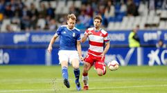 Rodri y Carlos Hern�ndez disputan por un bal�n en un Real Oviedo-Granada