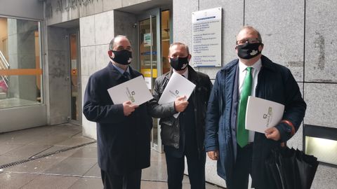 Representantes de AVSPA este viernes en la Audiencia Provincial