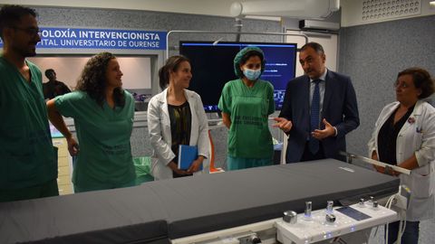 Comesa�a, segundo por la derecha, en su visita al CHUO